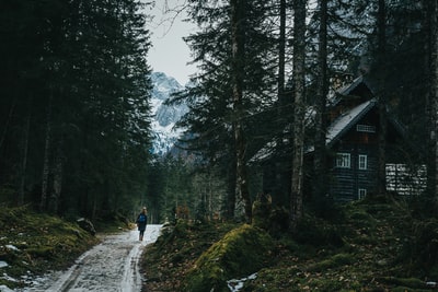 白天站在观房山附近道路上的人